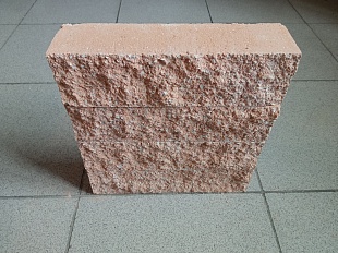 Оранжевый кирпич гиперпрессованный с колотой поверхностью на белом цементе 65*65*250