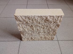 Желтый кирпич гиперпрессованный с колотой поверхностью на белом цементе 65*65*250