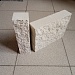 Белый кирпич гиперпрессованный с колотой поверхностью на белом цементе 65*65*250