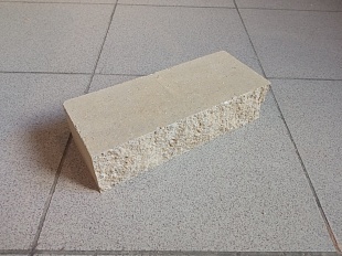 Желтый кирпич гиперпрессованный с колотой поверхностью на белом цементе 65*105*250