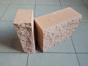 Оранжевый кирпич гиперпрессованный с колотой поверхностью на белом цементе 65*105*250